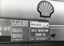 170997 Afbeelding van de opschriften op een ketelwagen van Shell Nederland Chemie N.V. voor het vervoer van Butadieen ...